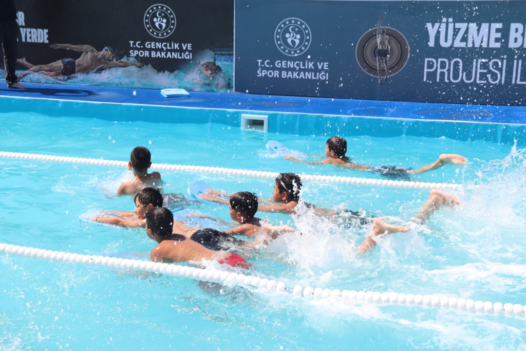 Iğdırlı çocuklar portatif havuzda yüzme öğreniyor - AA 20230824 31987548 31987545 IGDIRLI COCUKLAR AGRI DAGI ETEKLERINDEKI PORTATIF HAVUZDA YUZME OGRENIYOR