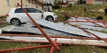 Ardahan'da fırtına çatıları uçurdu, araçlar hasar gördü - Ardahanda firtina catilari ucurdu araclar hasar gordu