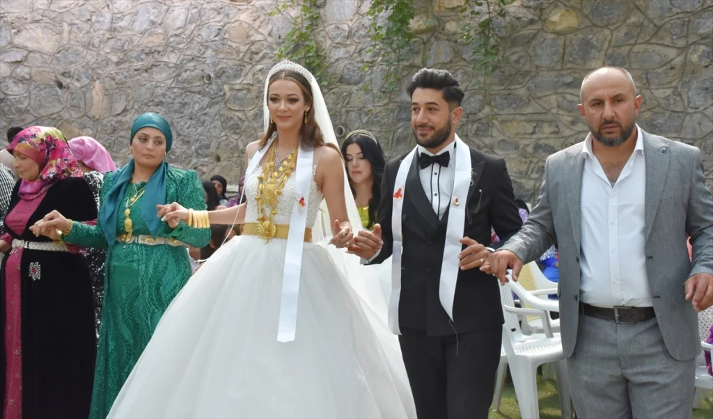 German bride in Hakkari: Their wedding in accordance with Kurdish traditions - alman gelin1 1024x602 1