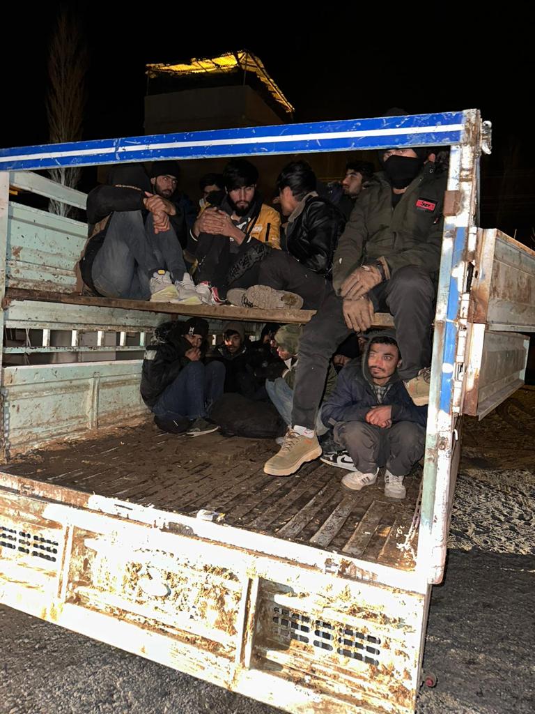 Iğdır'da 13 göçmen kaçakçısı tutuklandı - gocmen kacakcisi 1