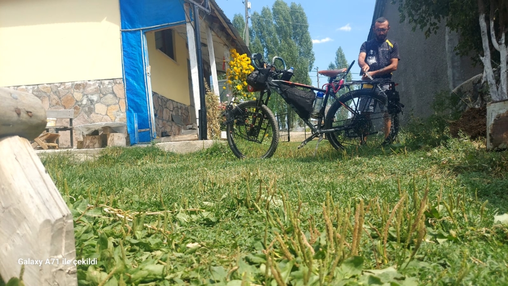 Durmadan pedal çeviren Vural: Annemin köyünde soluklandım - kirlilige karsi pedal ceviren Vural 5