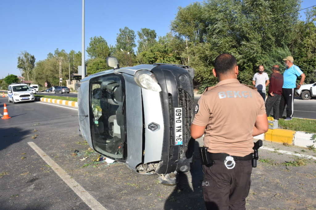 Van'da otomobil takla attı: 2 kişi yaralandı - trafik kazasi 2