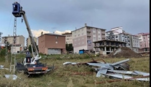 Ardahan'da fırtına çatıları uçurdu, araçlar hasar gördü - v