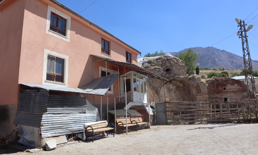 Van’da yok olmaya yüz tutmuş manastırı kendi çabalarıyla koruyor - van manastir