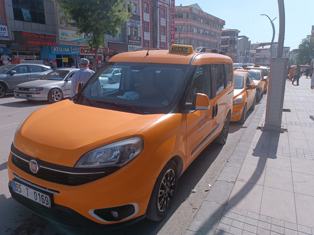 Van’da taksi ücretlerine yapılan zam akaryakıt zamlarının gölgesinde kaldı - van taksiciler 1
