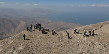 Doğaseverler, Van Gölü konusunda farkındalık oluşturmak için Artos Dağı'na tırmandı