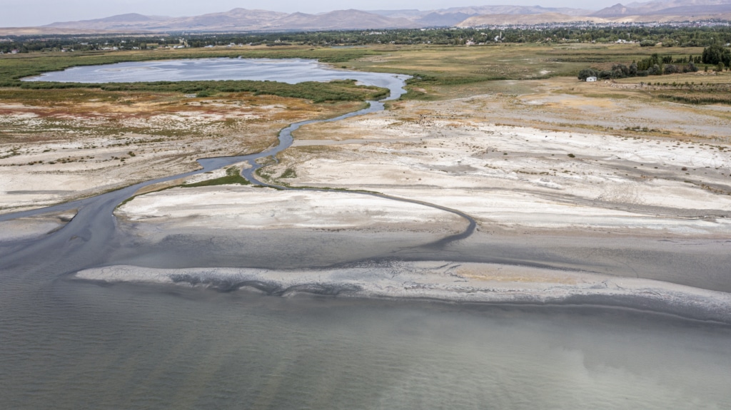 Van Gölü yok olmayla yüz yüze: 800 yıllık göl küçülüyor! - Van golu2
