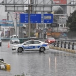 Van’da sağanak yağış: Bazı ev ve iş yerlerini su bastı