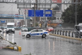 Van'da sağanak yağış: Bazı ev ve iş yerlerini su bastı - AA 20231002 32292231 32292225 VANDA SAGANAK