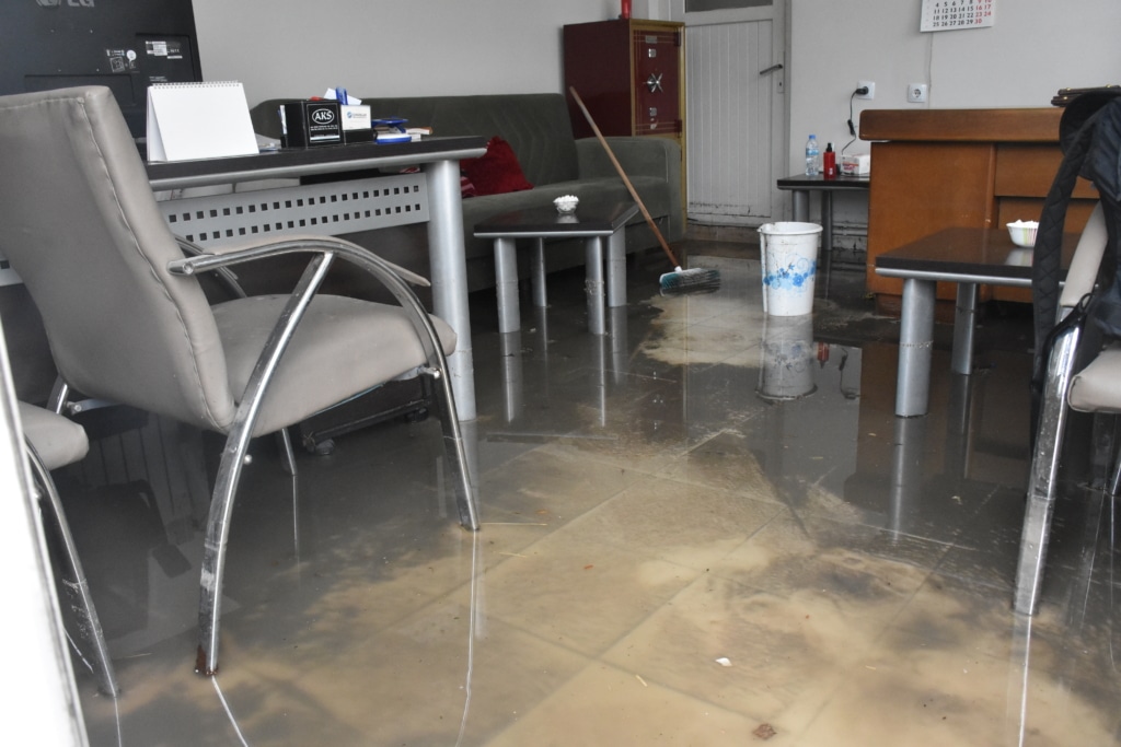 Van'da sağanak yağış: Bazı ev ve iş yerlerini su bastı - AA 20231002 32292231 32292228 VANDA SAGANAK