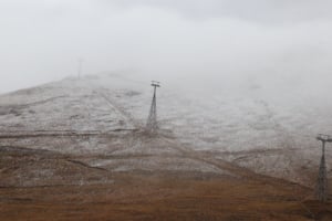 Erzurum'un yüksek kesimlerine mevsimin ilk karı yağdı