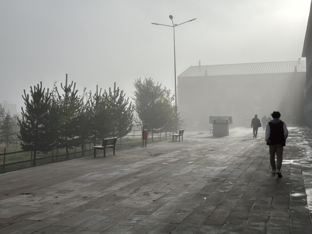 Ağrı ve Kars'ın yüksek kesimlerinde kar, Erzurum'da sis etkili oldu - AA 20231005 32313733 32313730 ERZURUMDA SIS ETKILI OLDU