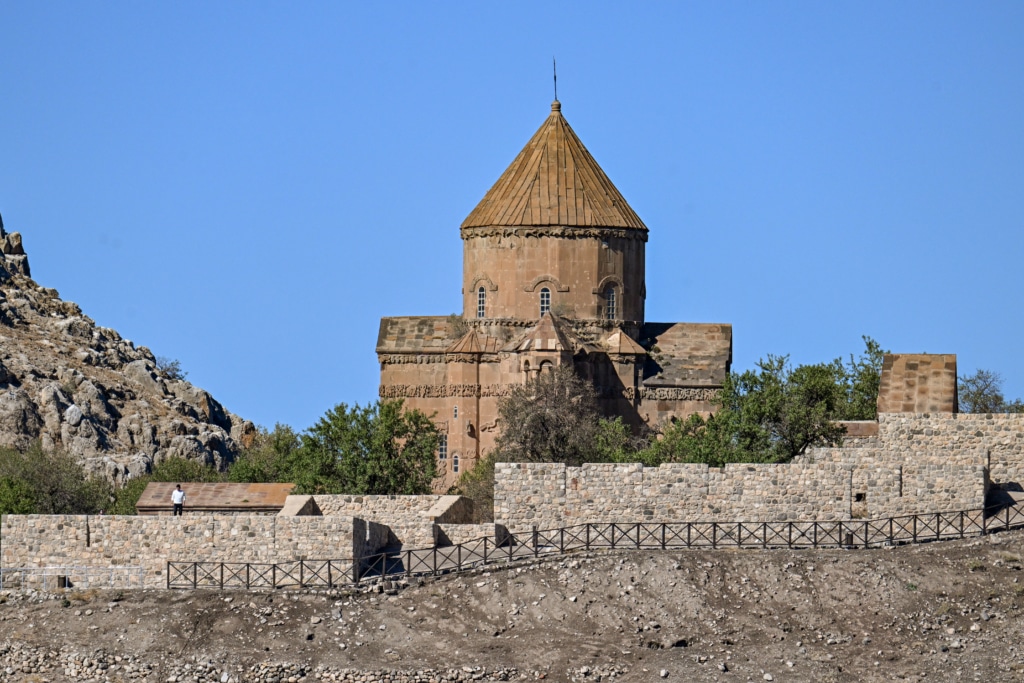 Akdamar Adası yenilenen yüzüyle ziyaretçilerini ağırlayacak - AA 20231013 32389085 32389058 VAN GOLUNDEKI AKDAMAR ADASI YENILENEN YUZUYLE ZIYARETCILERINI AGIRLAYACAK