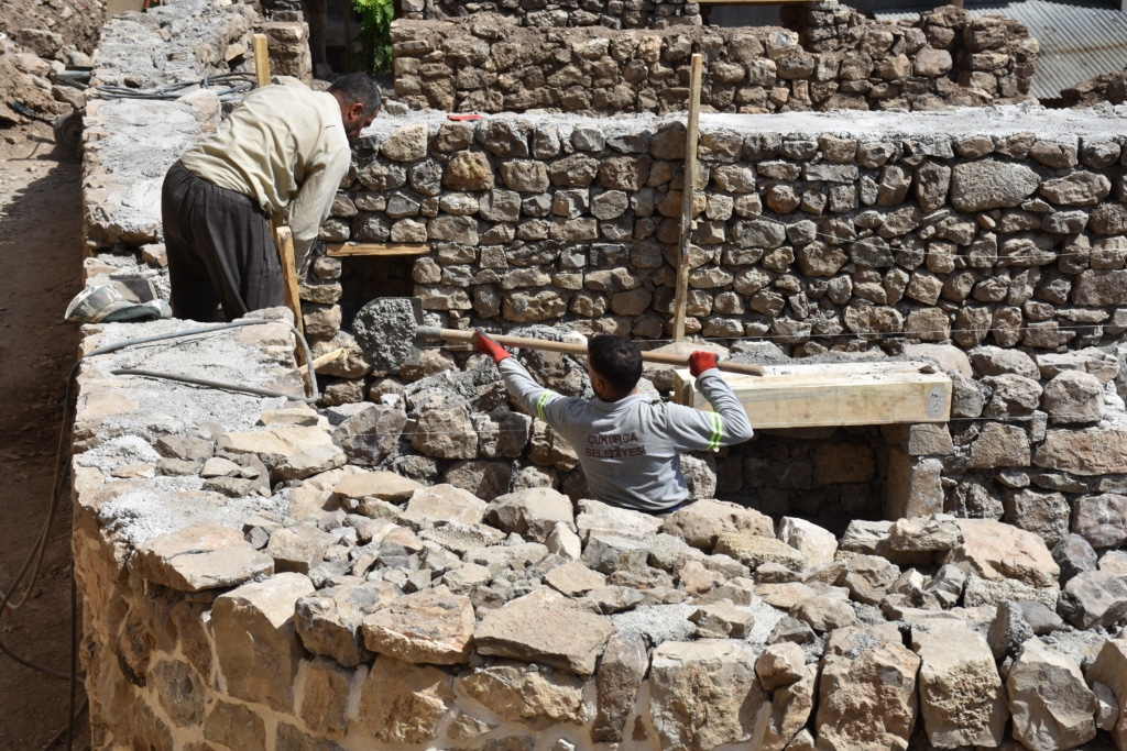 Çukurca'daki tarihi kale evleri turizme kazandırılacak - AA 20231016 32419564 32419554 CUKURCADAKI TARIHI KALE EVLERI TURIZME KAZANDIRILACAK