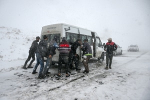 Van-Bahçesaray yolunda kar ve tipi nedeniyle birçok araç yolda kaldı