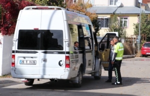 Erzurum'da ehliyetsiz sürücü ile akrabalarının saldırısı sonucu 2 polis memuru yaralandı