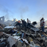 İsrail, Gazze’de mülteci kampına ve camiye saldırdı