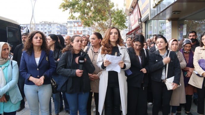 Van’da kadınlar uzman çavuş tacizini protesto etti: Sessiz kalmayacağız - Van TJA