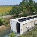 Tarım işçilerini taşıyan minibüs kaza yaptı: 10 işçi yaralandı