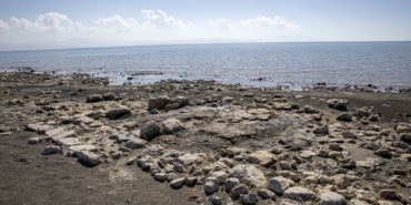 Van Gölü'nde çekilme sürdükçe eski yapıların kalıntıları ortaya çıkıyor