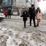 Kars ve Ardahan’da kar yağışı hayatı felç etti: Ardahan’da okullar tatil