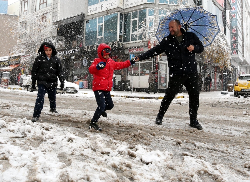 Kars ve Ardahan'da kar yağışı hayatı felç etti: Ardahan’da okullar tatil - AA 20231121 32977993 32977992 ARDAHAN GOLE VE HANAKTA KOY OKULLARI CILDIRDA ISE TUM OKULLARA BIR GUN ARA VERILDI