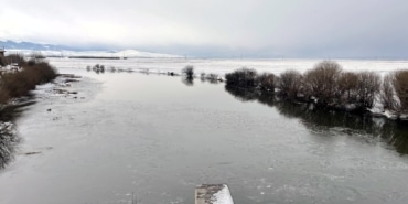 Ardahan'da soğuk hava nedeniyle Kura Nehri'nin yüzeyinde buz tabakası oluştu