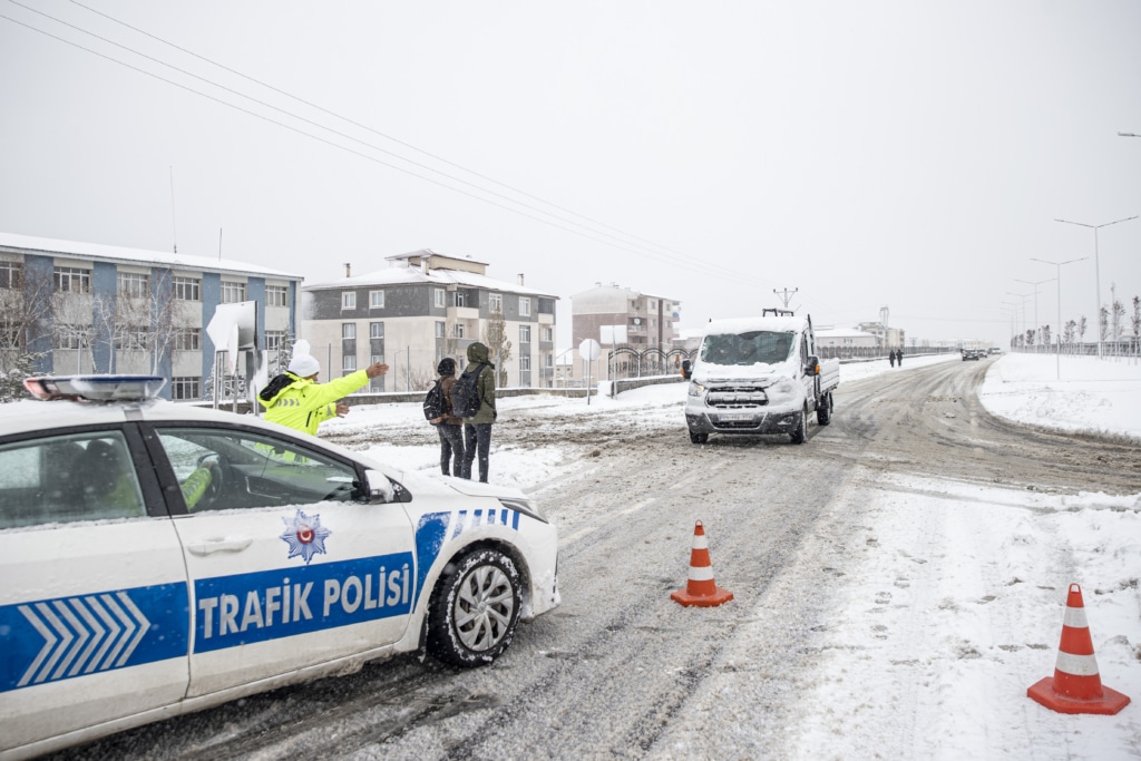 Erzurum-Bingöl kara yolu ağır tonajlı araçların geçişine kapatıldı - AA 20231127 33036186 33036174 ERZURUMBINGOL KARA YOLU AGIR TONAJLI ARACLARIN GECISINE KAPATILDI