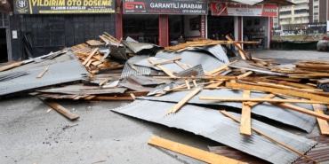 Muş ve Hakkari'de şiddetli rüzgar nedeniyle bazı ev iş yerlerinin çatıları zarar gördü