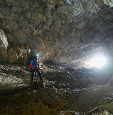 Van'daki mağaralar arkeoloji meraklılarının ilgisini çekiyor - AA 20231129 33052675 33052648 VANDAKI MAGARALAR DOGASEVERLERIN VE ARKEOLOJI MERAKLILARININ ILGISINI CEKIYOR