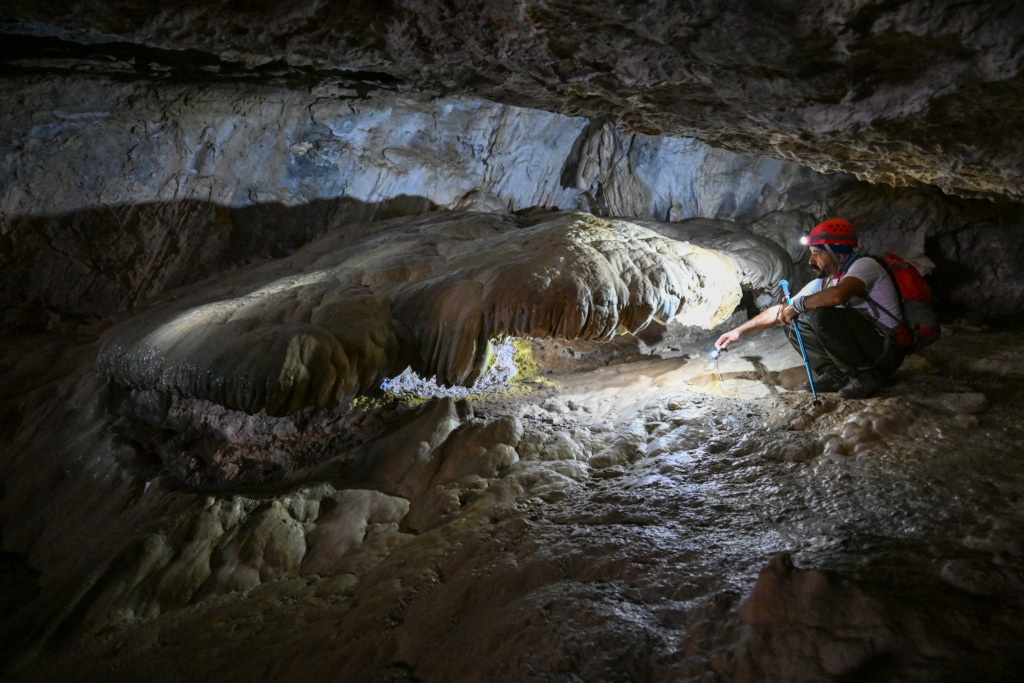 Van'daki mağaralar arkeoloji meraklılarının ilgisini çekiyor - AA 20231129 33052675 33052650 VANDAKI MAGARALAR DOGASEVERLERIN VE ARKEOLOJI MERAKLILARININ ILGISINI CEKIYOR