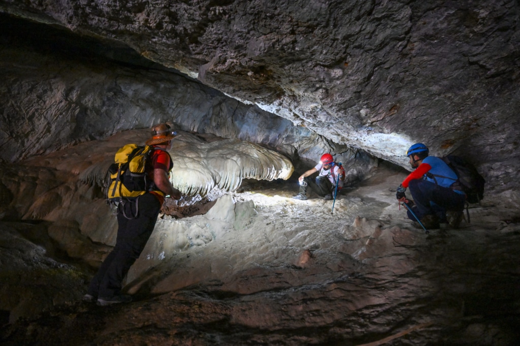 Van'daki mağaralar arkeoloji meraklılarının ilgisini çekiyor - AA 20231129 33052675 33052651 VANDAKI MAGARALAR DOGASEVERLERIN VE ARKEOLOJI MERAKLILARININ ILGISINI CEKIYOR