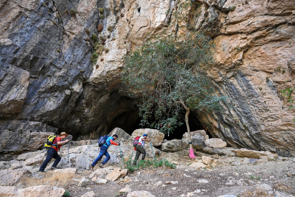 Van'daki mağaralar arkeoloji meraklılarının ilgisini çekiyor - AA 20231129 33052675 33052655 VANDAKI MAGARALAR DOGASEVERLERIN VE ARKEOLOJI MERAKLILARININ ILGISINI CEKIYOR