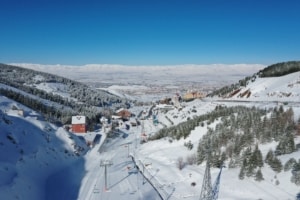 Palandöken'de sezonun erken açılması için farklı kar koruma teknikleri uygulanıyor