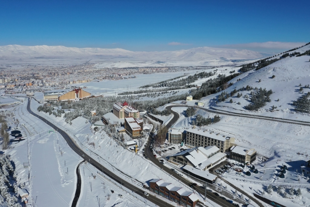 Palandöken'de sezonun erken açılması için kar koruma teknikleri uygulanıyor - AA 20231129 33053312 33053306 PALANDOKENDE SEZONUN ERKEN ACILMASI ICIN FARKLI KAR KORUMA TEKNIKLERI UYGULANIYOR