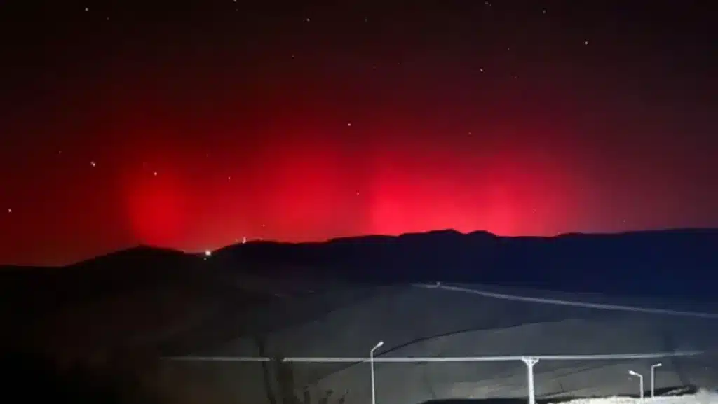 Van semaları kızıla boyandı: Kuzey ışıklarının görkemi hayran bıraktı - van kuzey isiklari