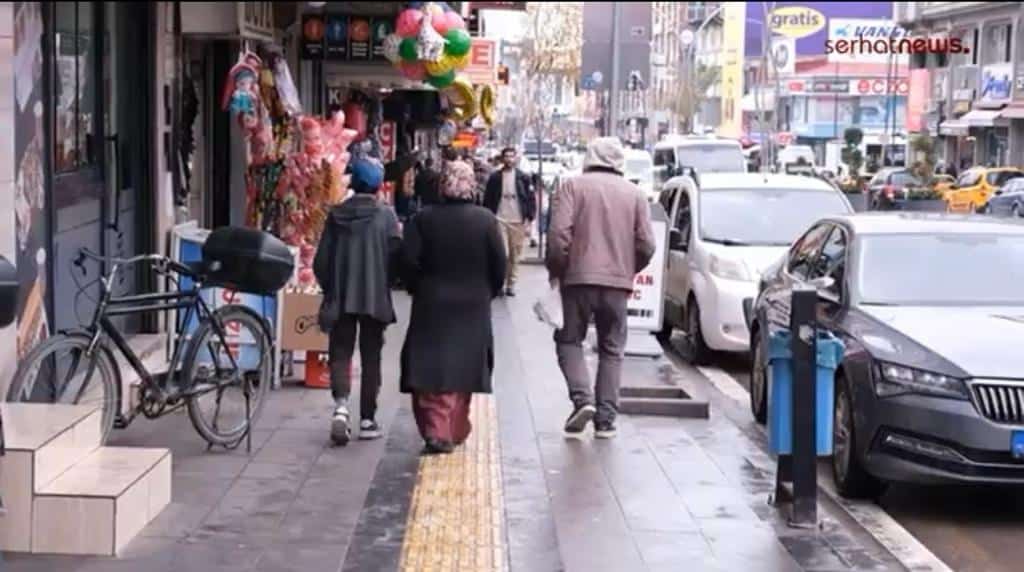 Van’da sokakta kalan aileye ilginç çözüm: Gündüz sokak, akşam barınma - van sokakta kalan aile 3