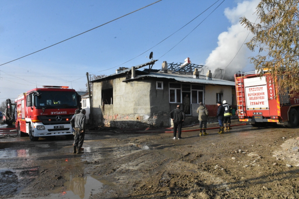 Erzurum'da yangın: Bir ev ve ahır tamamen, 2 ev de kısmen yandı - AA 20231205 33105867 33105858 ERZURUMDAKI YANGINDA BIR EV VE AHIR TAMAMEN 2 EV DE KISMEN YANDI