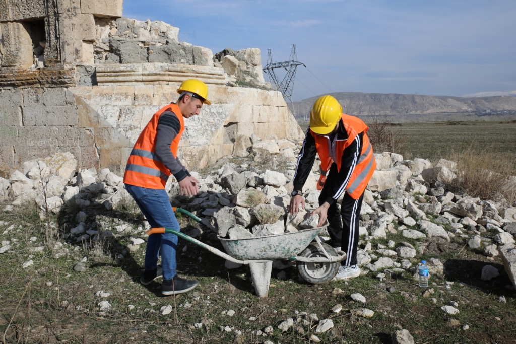 Van depreminde hasar gören kümbetin restorasyonuna başlandı - AA 20231205 33106186 33106154 VAN DEPREMLERINDE HASAR GOREN KARA YUSUF BEY KUMBETININ RESTORASYONUNA BASLANDI