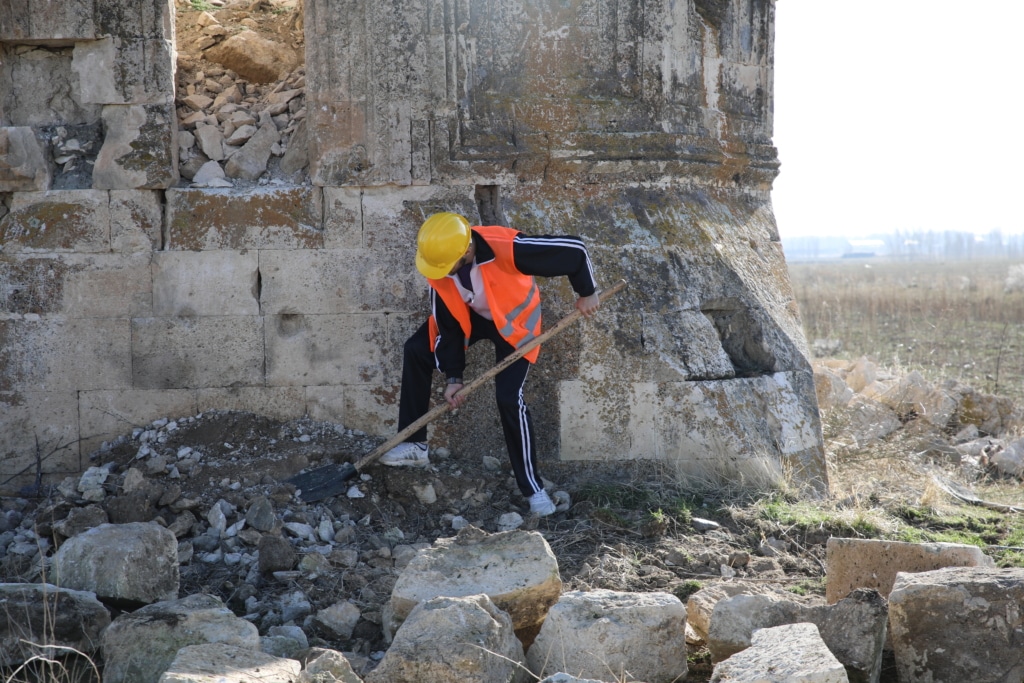 Van depreminde hasar gören kümbetin restorasyonuna başlandı - AA 20231205 33106186 33106156 VAN DEPREMLERINDE HASAR GOREN KARA YUSUF BEY KUMBETININ RESTORASYONUNA BASLANDI