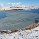 Çıldır Gölü yüzeyinin bir bölümü dondu