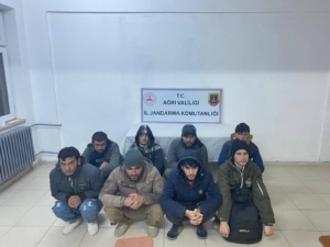 Ağrı'da 8 düzensiz göçmen yakalandı