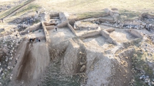 Zernaki Tepe kazılarında antik kentin krokisinin yer aldığı kerpiç parçaları bulundu