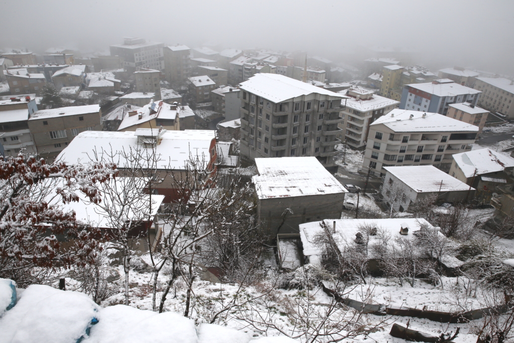 Van-Hakkari'de kar ve sis etkili oldu - AA 20231213 33172274 33172263 HAKKARIDE KAR VE SIS ETKILI OLDU