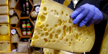 Sarıkamış'ta sezonun ilk gravyer peynirleri satışa sunuldu