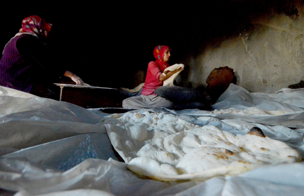 Kars'ta kadınlar tandırlarda imece usulü ekmek pişiriyor - AA 20231223 33255336 33255326 KARSTA KADINLAR TANDIRLARDA IMECE USULU EKMEK PISIRIYOR