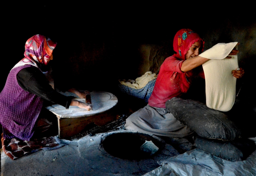 Kars'ta kadınlar tandırlarda imece usulü ekmek pişiriyor - AA 20231223 33255336 33255328 KARSTA KADINLAR TANDIRLARDA IMECE USULU EKMEK PISIRIYOR
