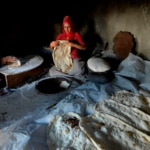 Kars’ta kadınlar tandırlarda imece usulü ekmek pişiriyor