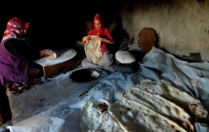 Kars'ta kadınlar tandırlarda imece usulü ekmek pişiriyor