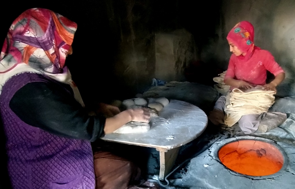 Kars'ta kadınlar tandırlarda imece usulü ekmek pişiriyor - AA 20231223 33255336 33255333 KARSTA KADINLAR TANDIRLARDA IMECE USULU EKMEK PISIRIYOR